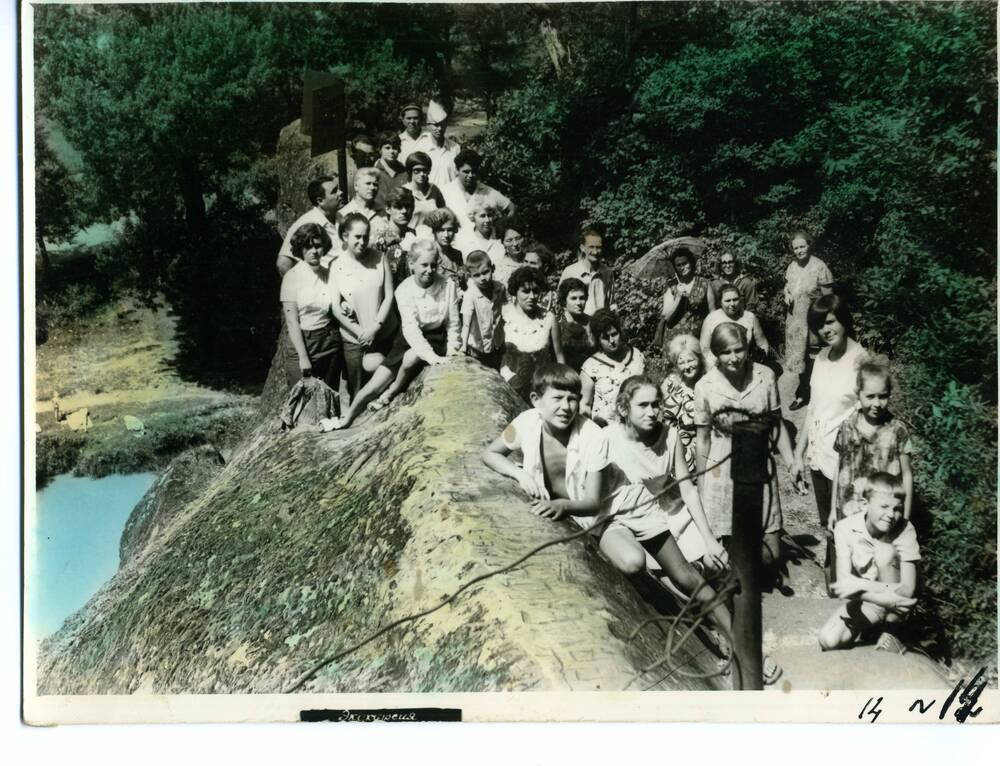 Фотография групповая. Группа учащихся на гребне скалы Петушок в курортном парке г. Горячий Ключ