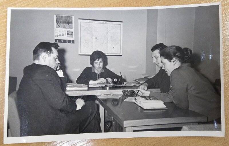 Фотография. Секретарь Обкома ВЛКСМ Г.И. Баринова в рабочем кабинете с группой людей