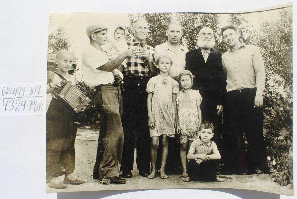 Фото. Кривенко А. В. с родственниками и друзьями за столом. х. Ленин.