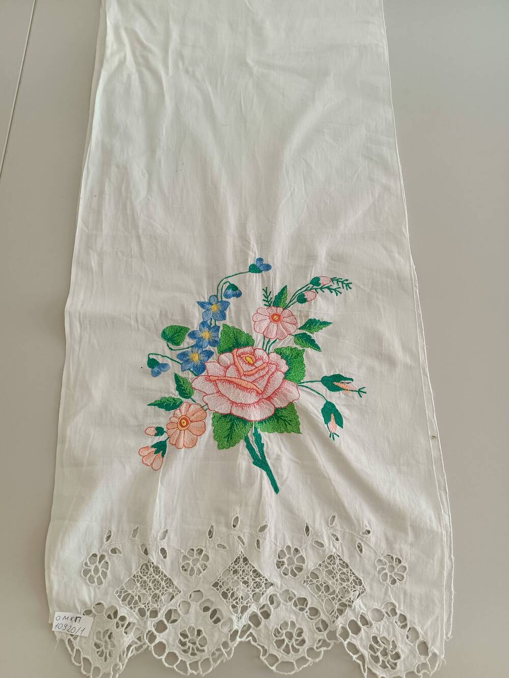 Рушник с прошвой по краям, вышивка цветочный орнамент