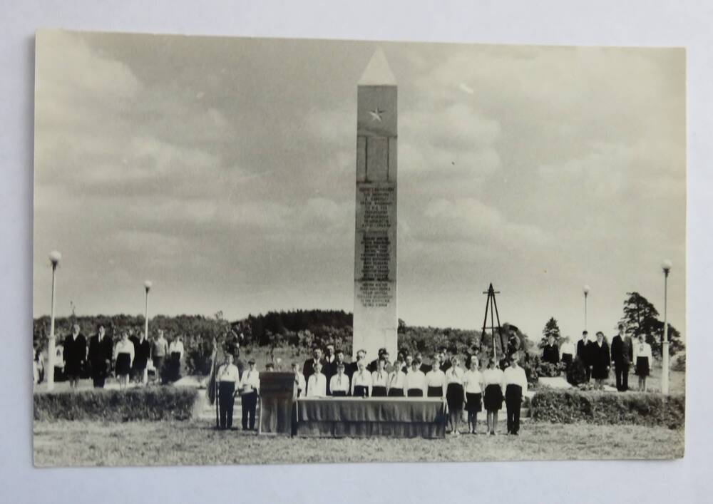 Фотография почётного караула о монумента Славы, воздвигнутого  на братской могиле  в селе Березовичи Владимиро-Волынского района