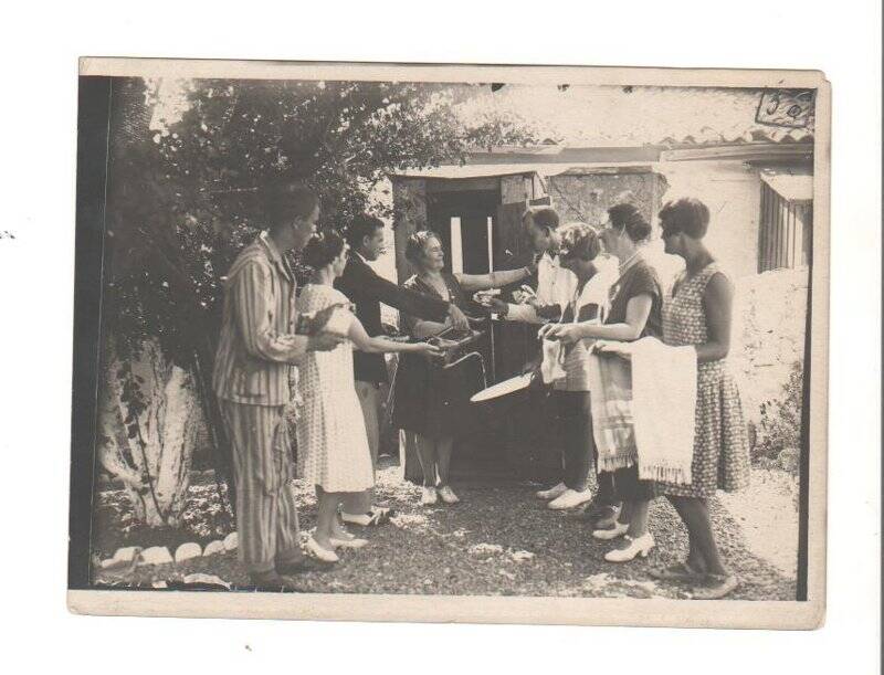 Фотография групповая. Чехова М. П. и Книппер-Чехова О. Л. в кругу гостей на гурзуфской даче. 1929 г.