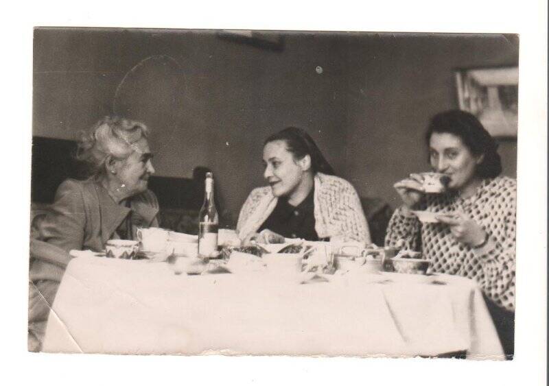 Фотография групповая любительская. Книппер-Чехова О. Л., Пилявская С. С. и их знакомая в московской квартире актрисы. 1949 г.