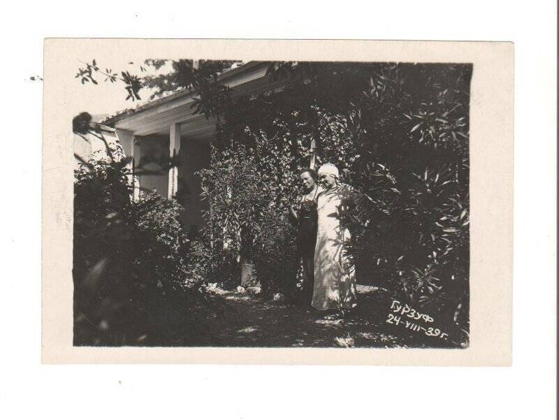 Книппер-Чехова О. Л. и Бакланова С. И. на даче в Гурзуфе. 1939 г.