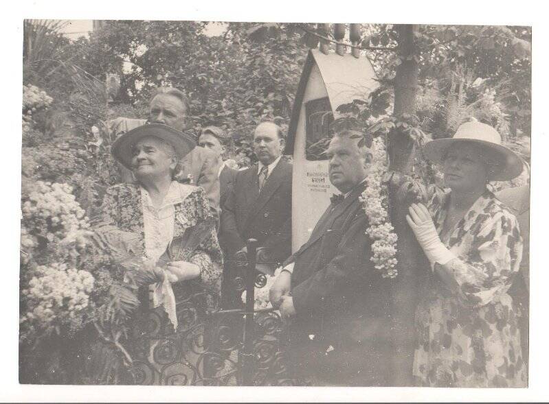 Фотография групповая. Митинг у могилы Чехова А. П. на Ново-Девичьем кладбище 15 июля 1954 г.
