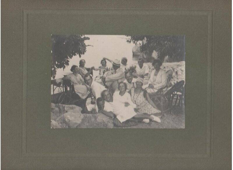 Фотография групповая на зеленоватом паспарту. Чехова М. П. и Книппер-Чехова О. Л. на гурзуфской даче среди знакомых и родных.