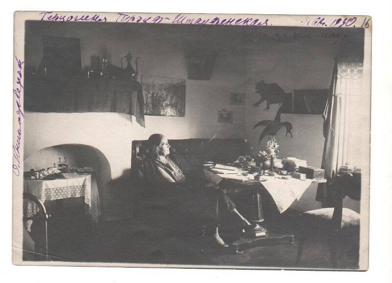 Фотография. Книппер-Чехова О. Л. в комнате гурзуфской дачи.