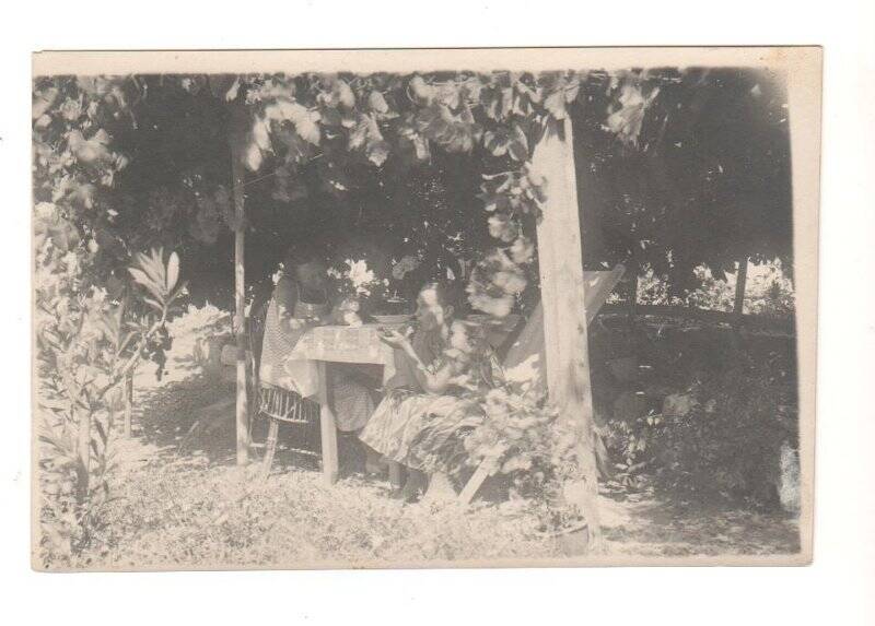 Фотография любительская. Бакланова С. И. со знакомой в саду гурзуфской дачи.