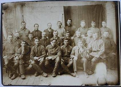 Фотография Крестьяне (участники Кулатского восстания) административно высланные из Амурской губернии, освобожденные по амнистии. Перед отъездом домой. Май 1925 г.