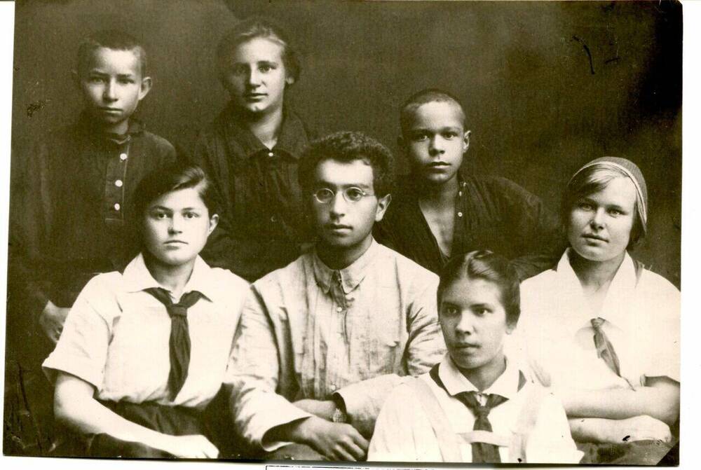 Фотография. Комсомольцы 20-х годов - пионервожатые.