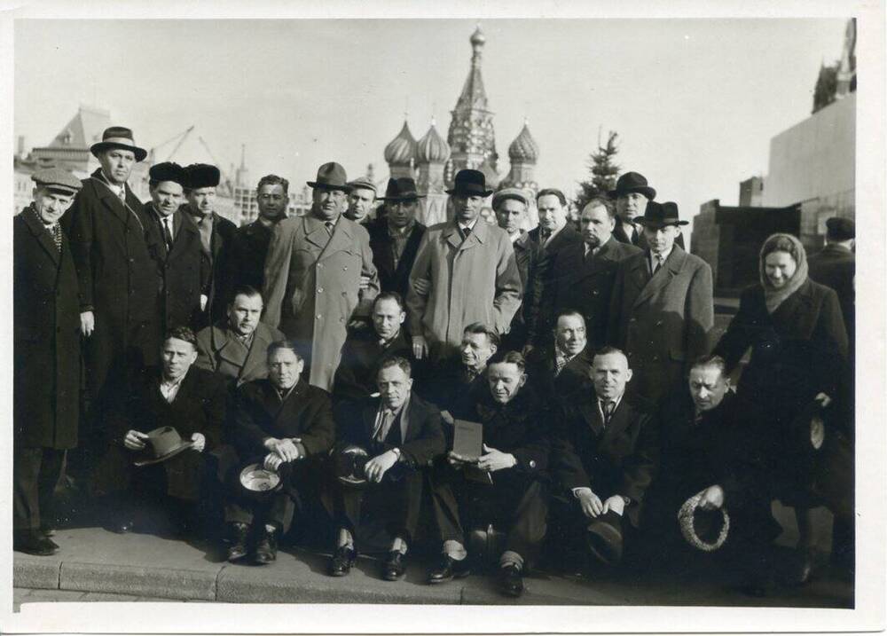 Фотография. Бывшие узники концлагеря Бухенвальд на встрече в г. Москве.