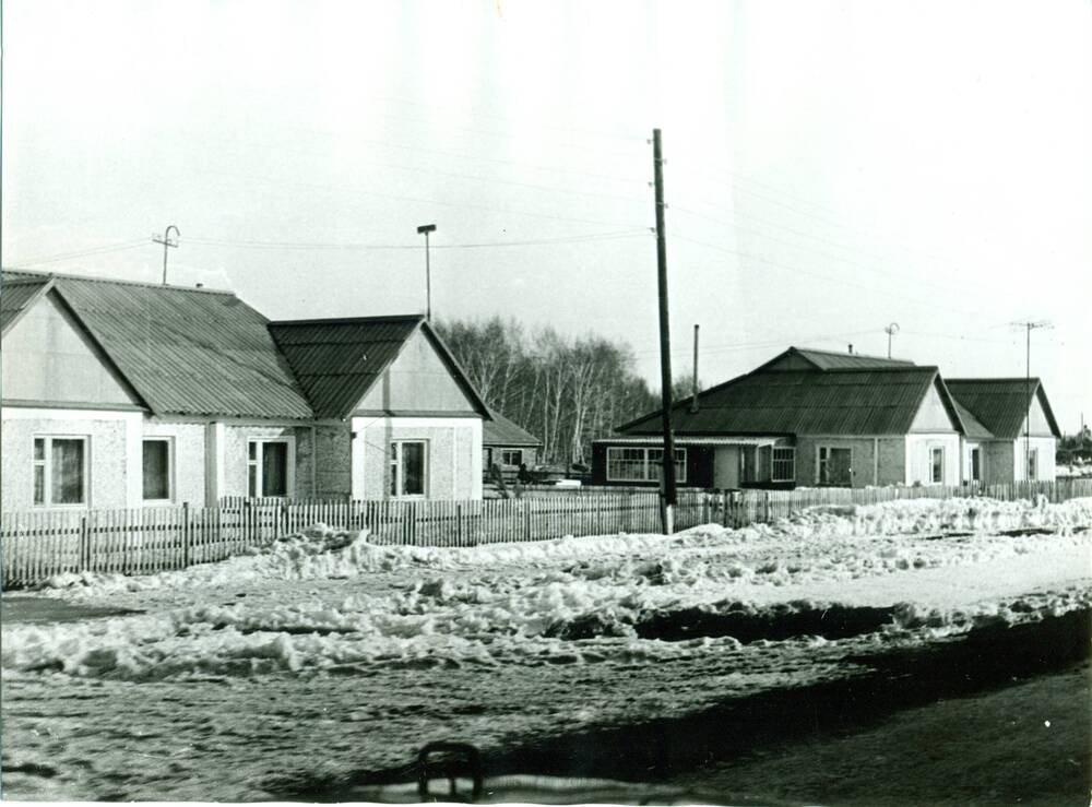 Фотография чёрно-белая: жилые дома учхоза Камышловское