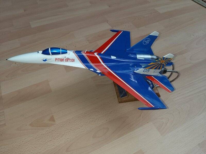 Модель самолета Су-27П с бортовым номером «05» голубого цвета из пилотажной группы «Русские витязи». Модель на подставке с информационной табличкой.