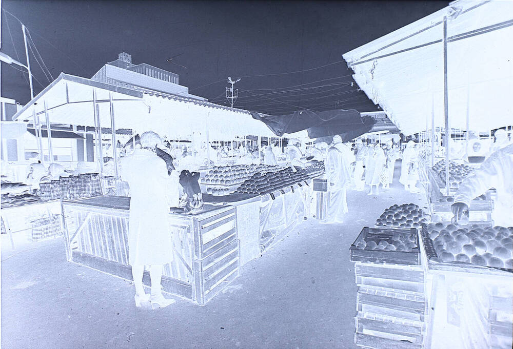 Фотонегатив. Центральный рынок г.Новороссийска. Торговый ряд по продаже фруктов и овощей. Февраль 2000 г.