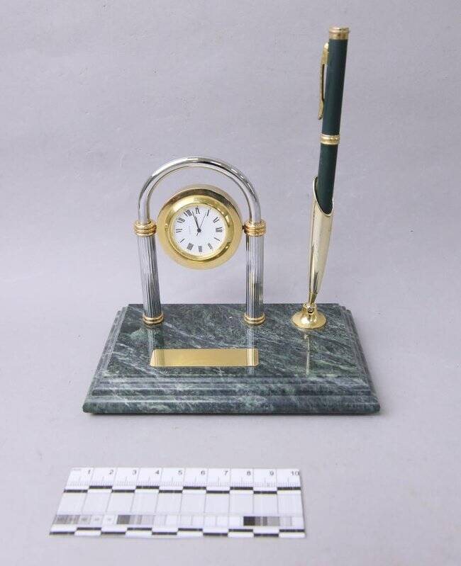 Прибор письменный с часами на подставке из камня зеленого цвета, Кириллова Анатолия Дмитриевича (1947-2021), доктора исторических наук, профессора УрФУ.