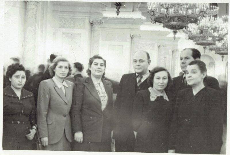 Фотография групповая. Толстых О.Е. (1-ая справа на лево) с группой товарищей в Кремле на Всесоюзном совещание работников сельхоз науки.