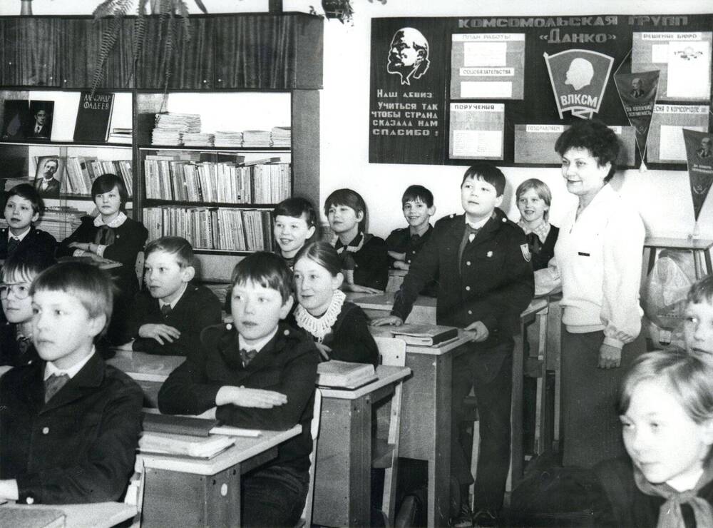 Фото ч/б Вострикова Нина Васильевна на уроке в школе № 14