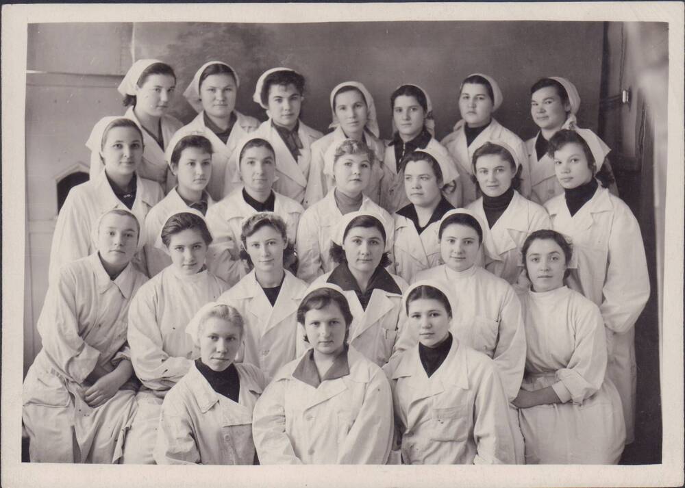 Фото групповое. Работницы цеха № 4 завода Электровыпрямитель. Рязанова Жанна Васильевна - 3-й ряд, 2-я справа.