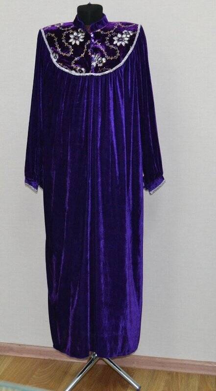 Платье фиолетового цвета, с длинными рукавами. Стойка воротник, на груди и спине  вышивка позолоченными и серебряными нитями.