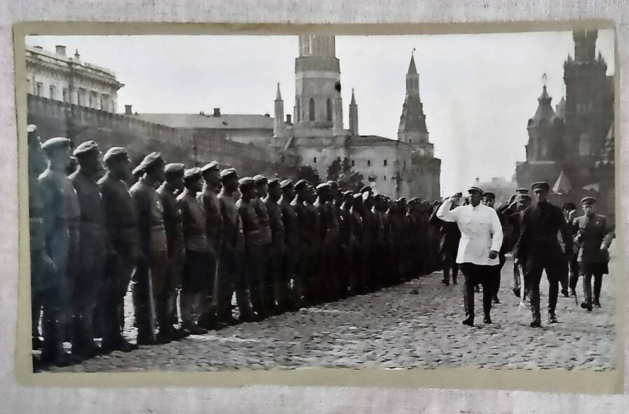 Фото групповое. Орлеанский В.Л. на параде милиции на Красной площади. 1922 г.