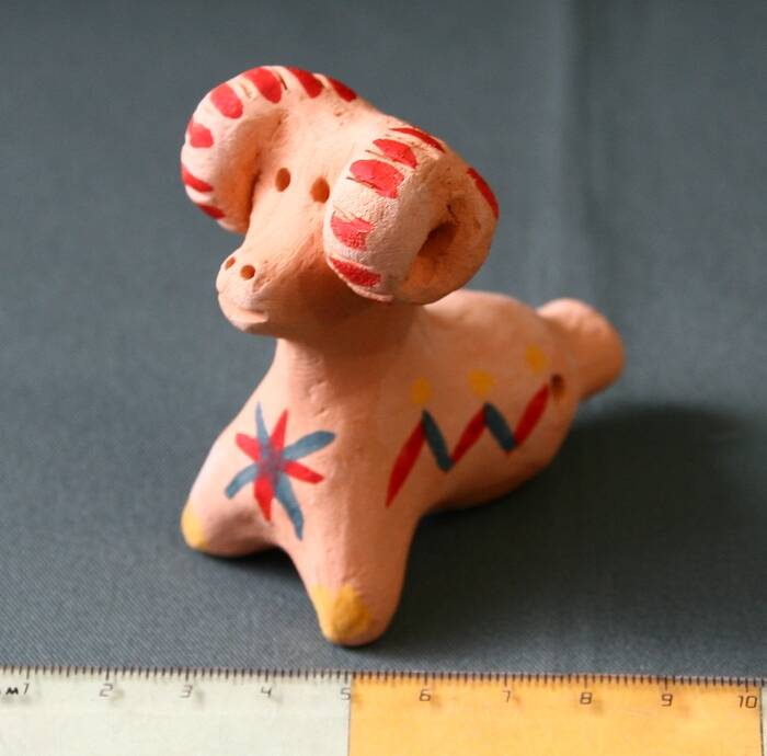 Игрушка-свистулька глиняная Баран на двух ножках