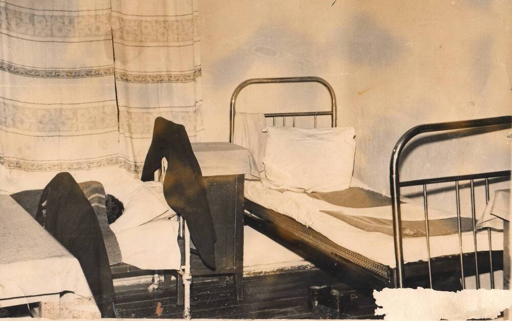 Фотография черно-белая Мужское общежитие в поселке Вис