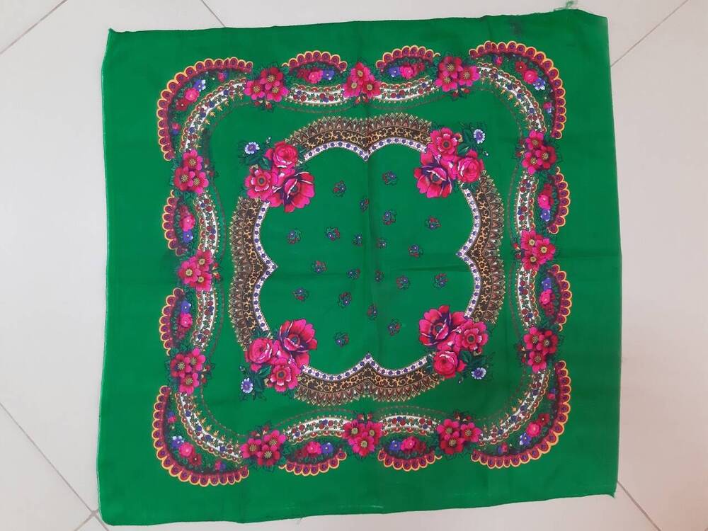Платок головной шерстяной, зелёного цвета, с набивным (печатным) цветочным, узорным рисунком-принтом. Коллекция предметов одежды из эпохи 1980-х гг. 