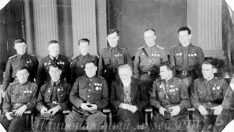 Негатив. Группа лётчиков, удостоенных звания Героя Советского Союза (первый справа во втором ряду М. В. Симонов) (фоторепродукция)