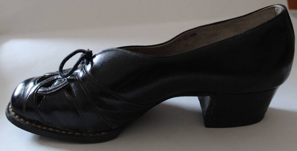 Туфли женские черные лакированные со шнурками.