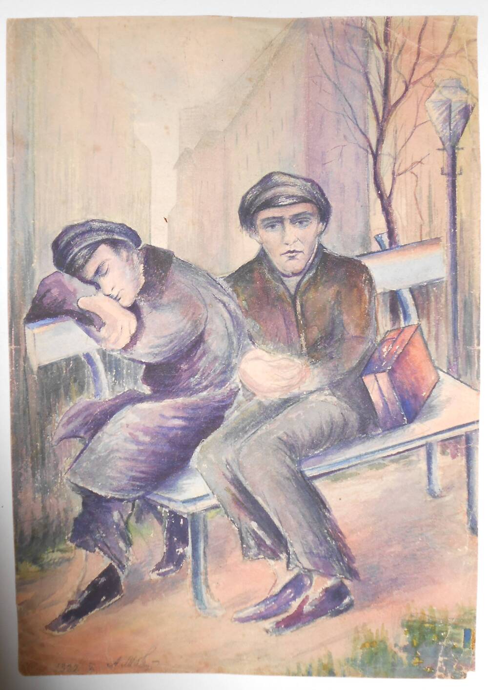 Изображение двух мужчин, сидящих на скамейке.