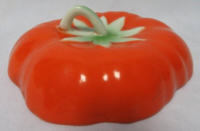 Крышка от масленки в виде помидора.