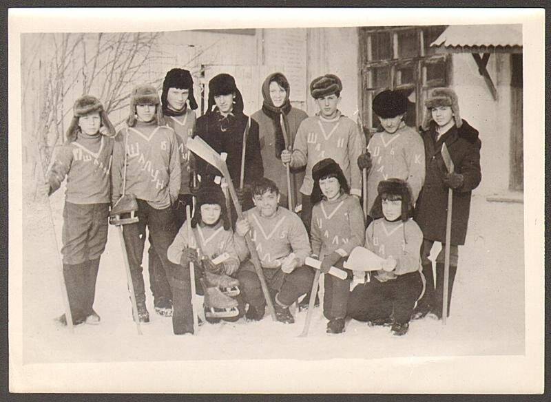Групповой снимок. Победители розыгрыша по хоккею с шайбой на приз «Золотая шайба», школа № 8, 1966 г. Фотография