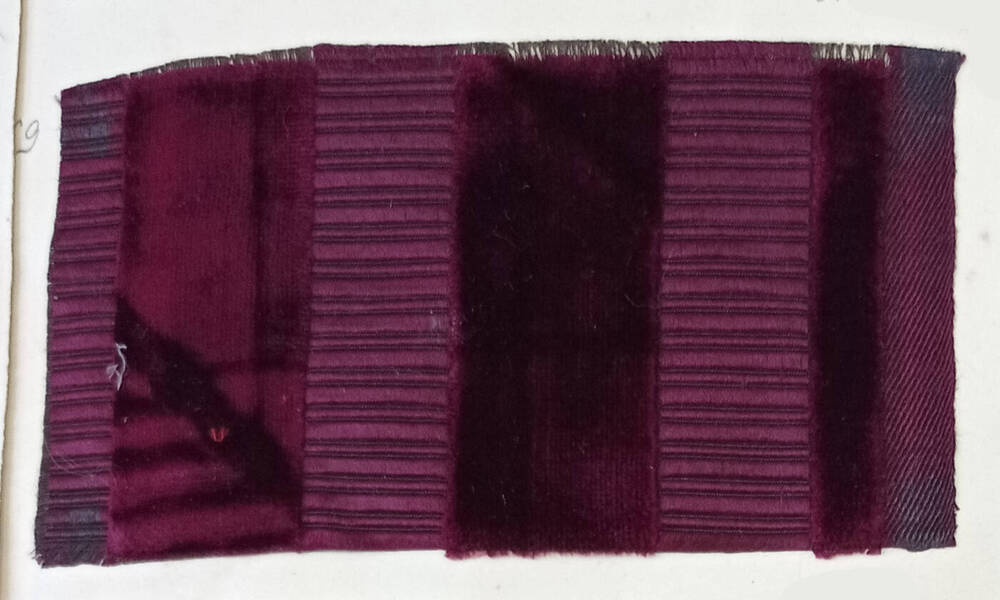 Образец ткани из альбома тканей, выпускавшихся  фабриками  г. Павловского Посада в конце XIX - начале XX вв.