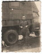 Фотография черно-белая «И.С. Лукин на фоне грузовой автомашины». СССР, 1940-е гг.