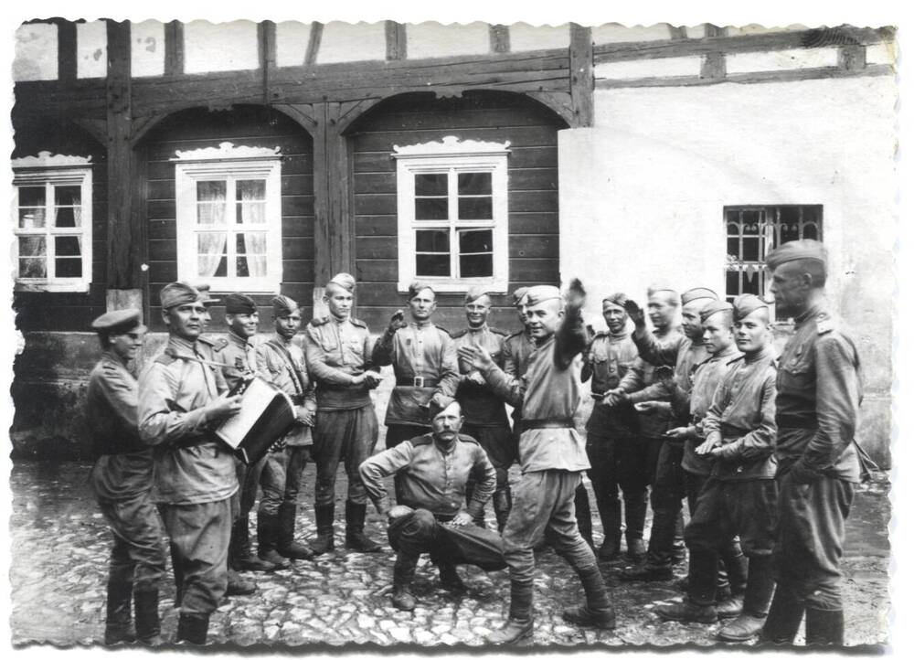 Фотография. Бойцы после Победы над Германией. 6-й слева Дуля И.П. Чехословакия. Июнь 1945 г.