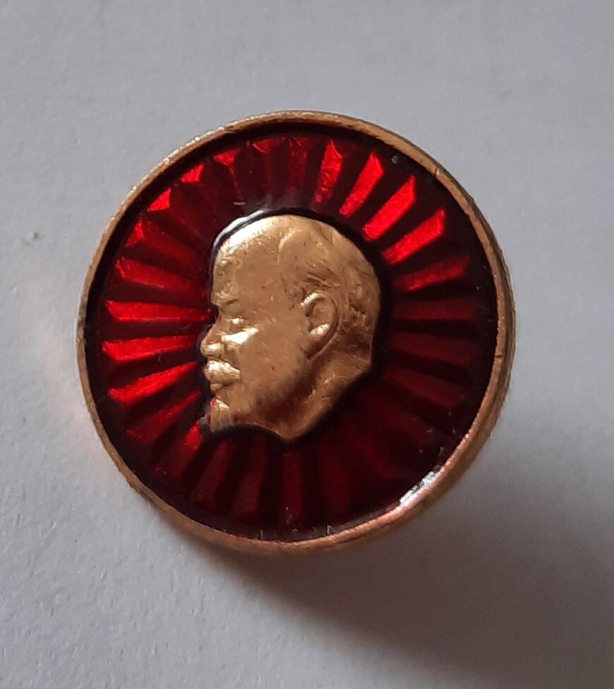 Значок круглой формы с изображением В.И. Ленина