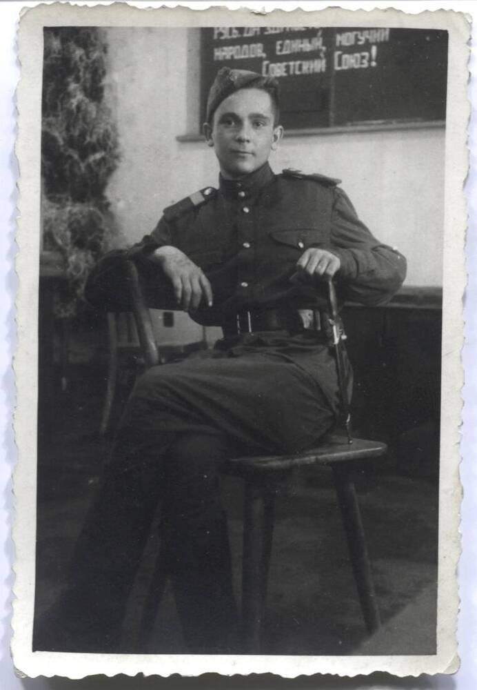 Фотография. Гавва В.А. в красном уголке роты (г. Бранденбург). 1945 г.