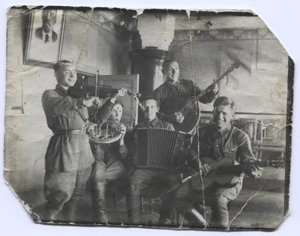 Фотография. Художественная самодеятельность части, где служил Данилов Н.А. (второй справа). Великие Луки. 1939 г.