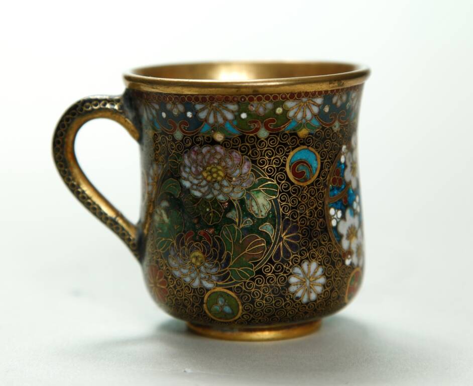 Чашка бронзовая, эмалированная, с цветочным оранментом.