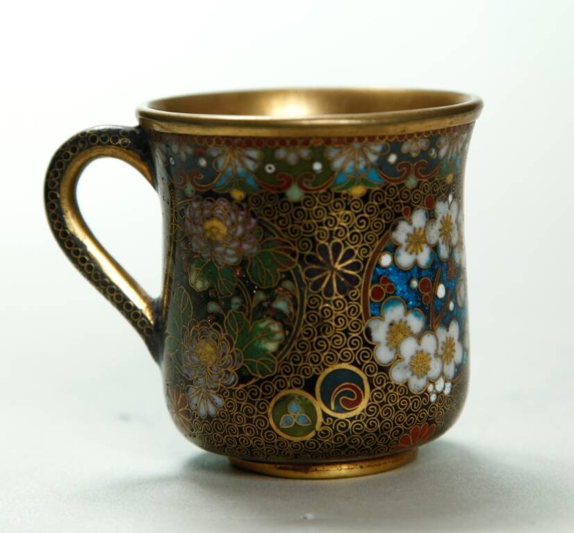 Чашка бронзовая, эмалированная, с цветочным орнаментом.