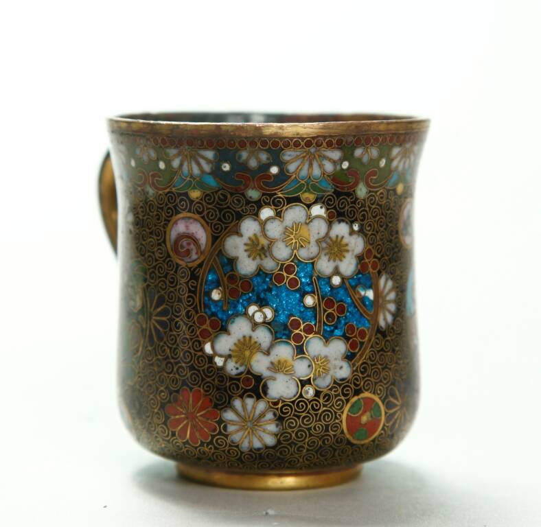 Чашка бронзовая, эмалированная, с цветочным орнаментом.