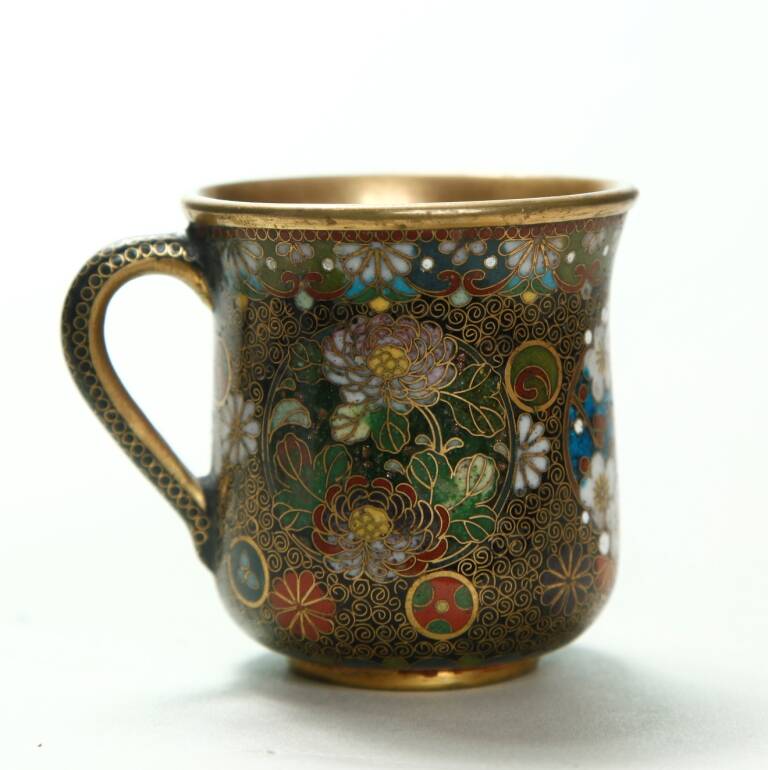 Чашка, бронзовая, эмалированная, с цветочным орнаментом.