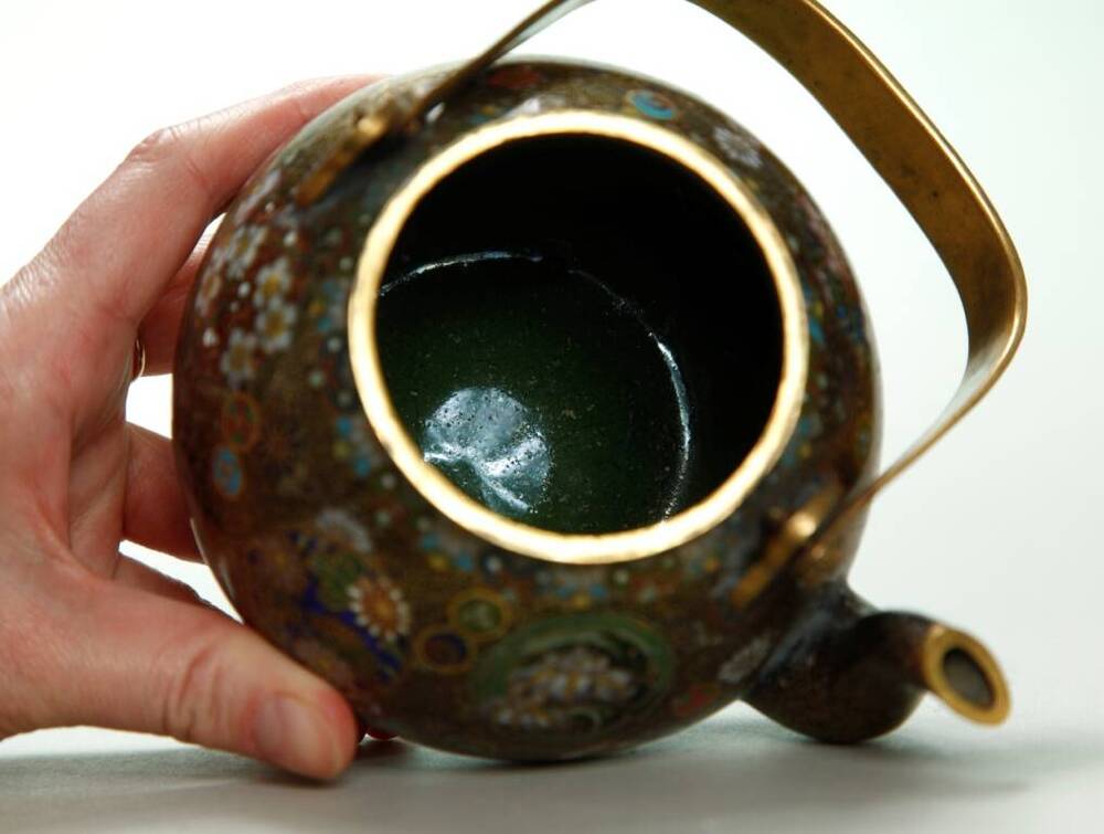 Чайник с крышкой бронзовый, эмалированный, с цветочным орнаментом.