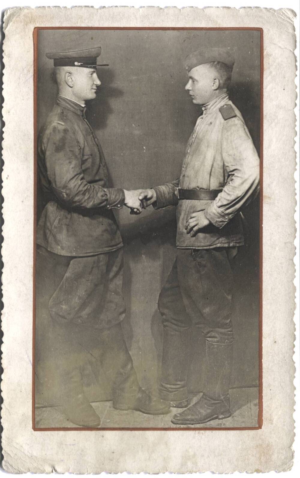 Фотография. Дзюба Кирилл Маркович (слева) здоровается с другом. Германия. 1945 г.