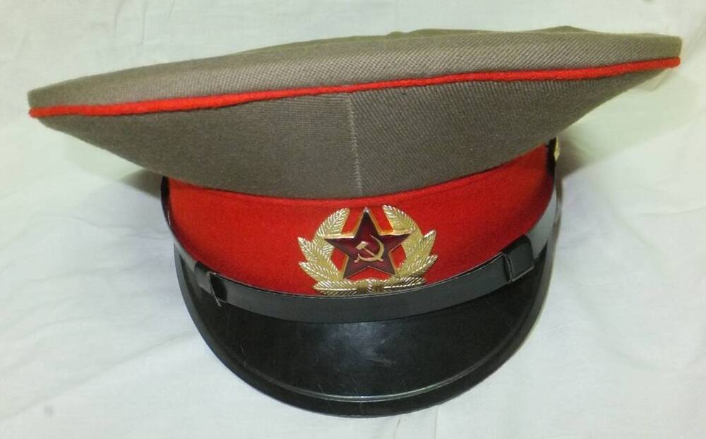 Фуражка армейская военнослужащего Советской Армии фабричного производства, 1980 год.