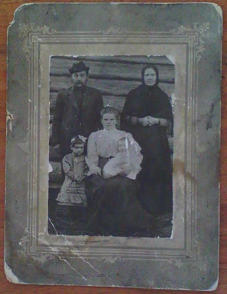 Фотография. Групповой портрет. Кокшаров Михаил Яковлевич с семьей.
