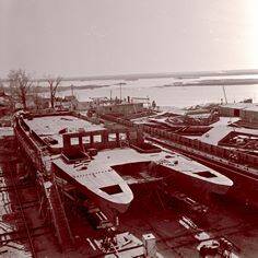 Завод им. 40-й годовщины Октября. На стапелях – первое в мире грузовое судно катамаранного типа