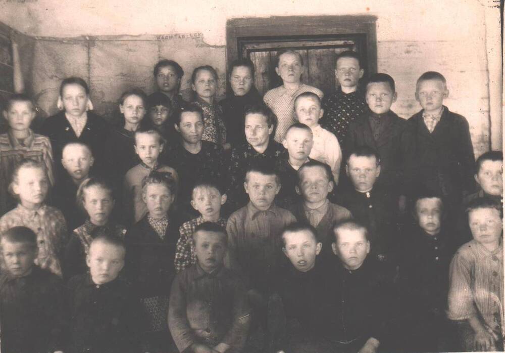 Фотография Дьяконова Марфа Андреевна, учитель, с учениками в Коквицкой начальной школе