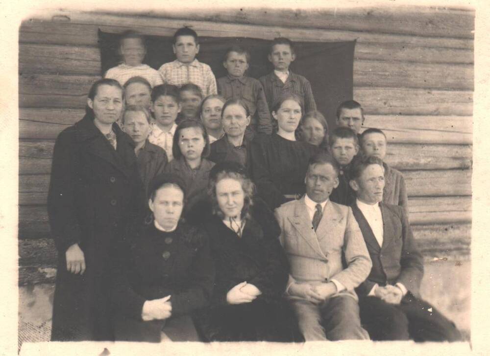 Фотография Учителя и ученики Коквицкой начальной школы, март 1950 г.