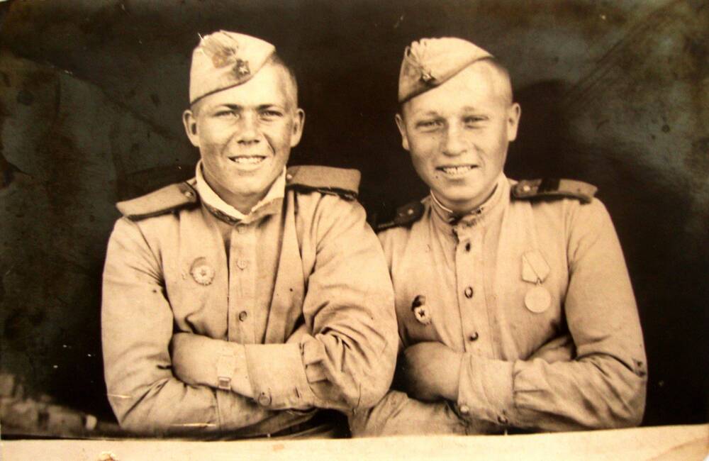 Фотография. Банящук И. Л., участник Великой Отечественной войны (справа) с однополчанином